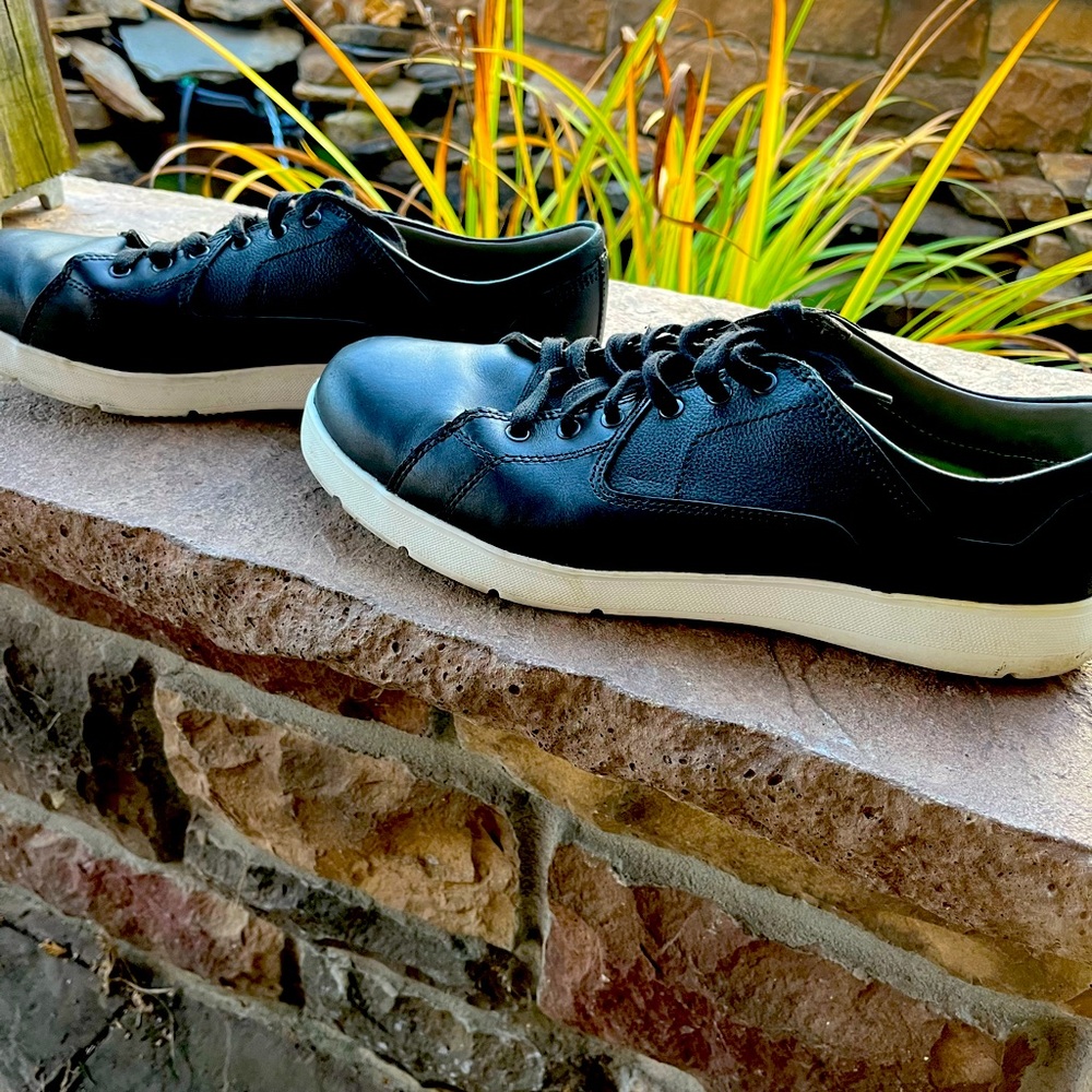 Red Wing Oxford in black.